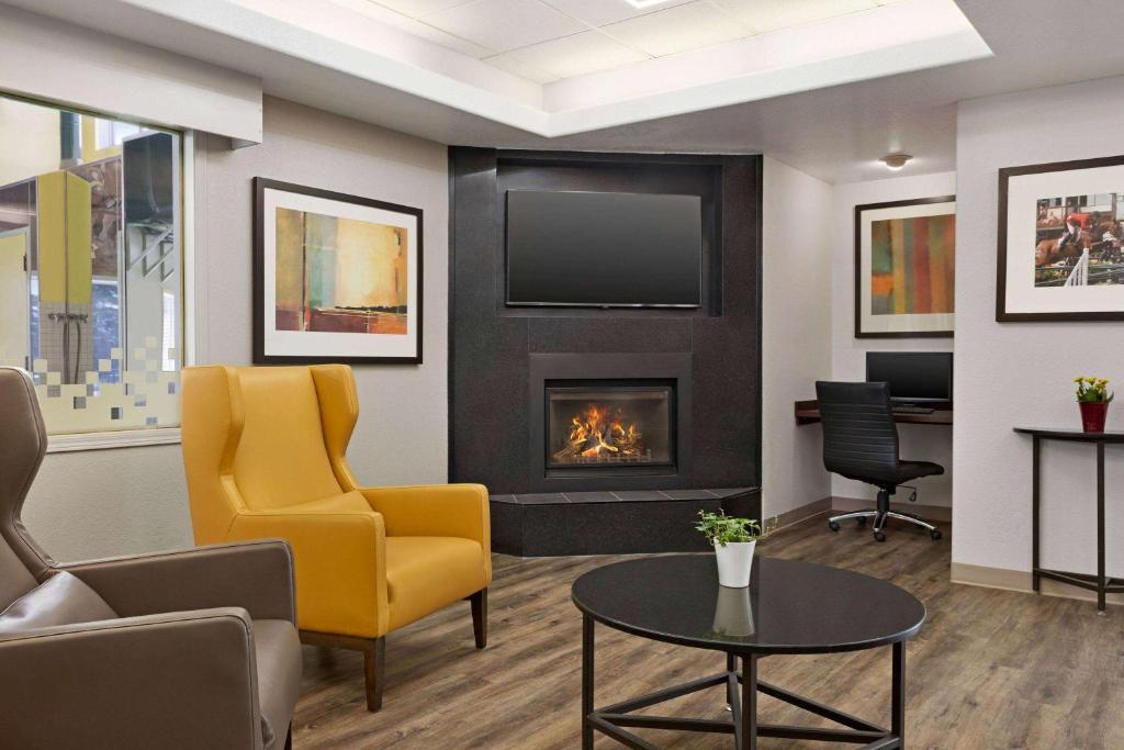 Posezení v ubytování Super 8 by Wyndham Calgary Shawnessy Area