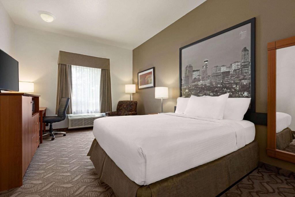 Postel nebo postele na pokoji v ubytování Super 8 by Wyndham Calgary Shawnessy Area