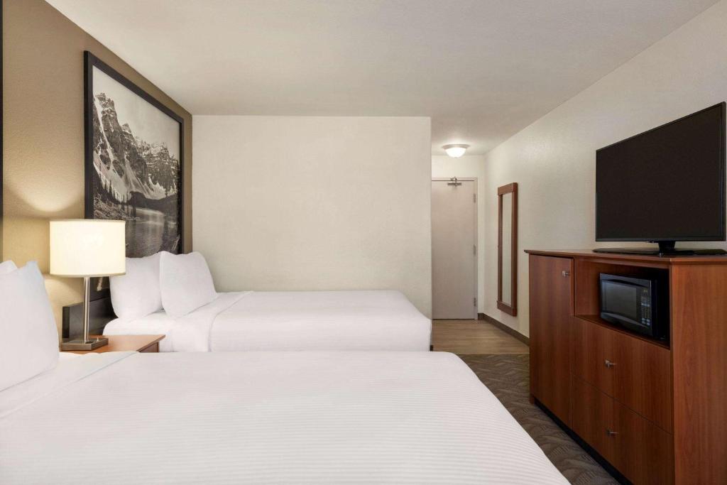 Postel nebo postele na pokoji v ubytování Super 8 by Wyndham Calgary Shawnessy Area