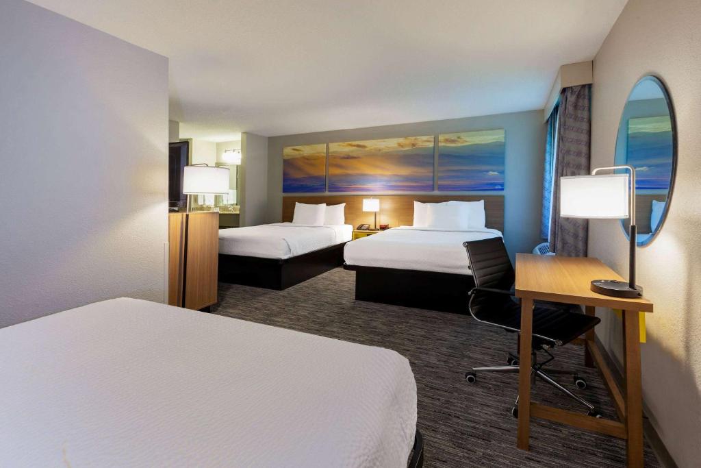Days Inn by Wyndham Racine/Sturtevant - Suite Mit Drei Queensize-Betten – Nichtraucher