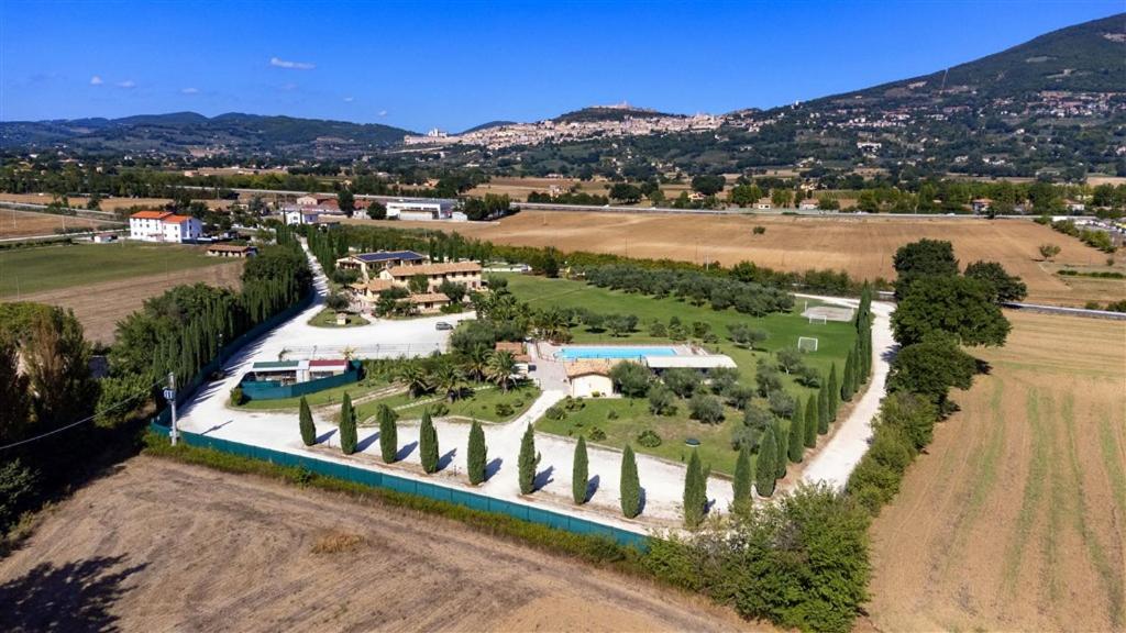 una vista aérea de una mansión con un montón de árboles en Agriturismo Il Casale di Monica, en Rivotorto