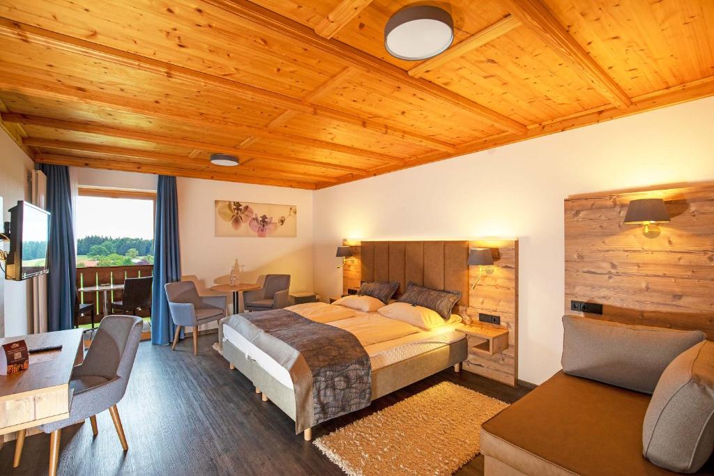 Postel nebo postele na pokoji v ubytování Berg Hotel Weingarten Garni