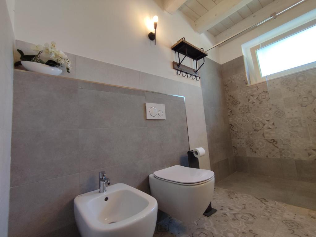 uma casa de banho com um WC branco e um lavatório. em Loft La Casa di Stefania em Pollutri