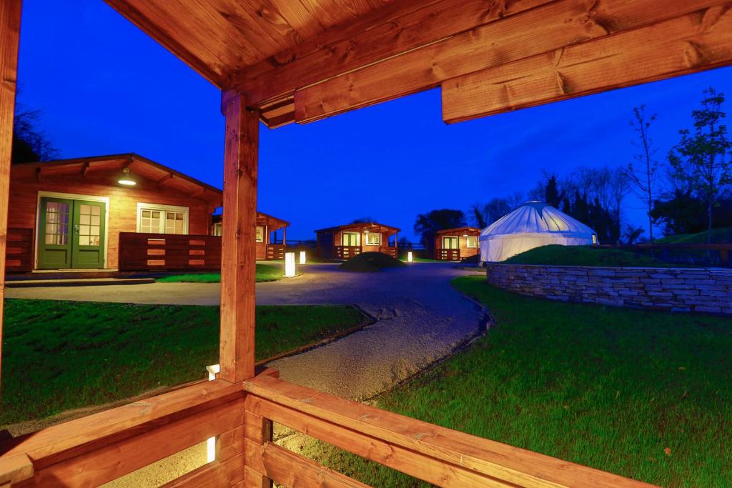 Aussicht von der Veranda eines Hauses mit einem Holzzaun in der Unterkunft Giltraps Townhouse & Glamping in Kinnitty