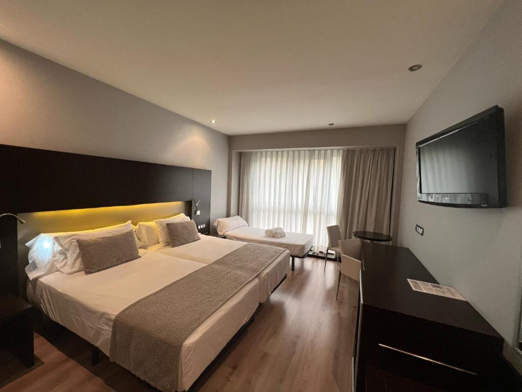 A television and/or entertainment centre at Turia Granada