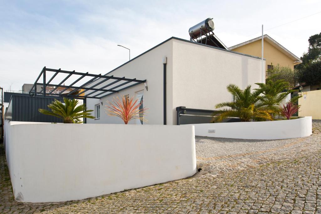 una casa blanca con plantas delante en Casa de Cristelos en Lousada