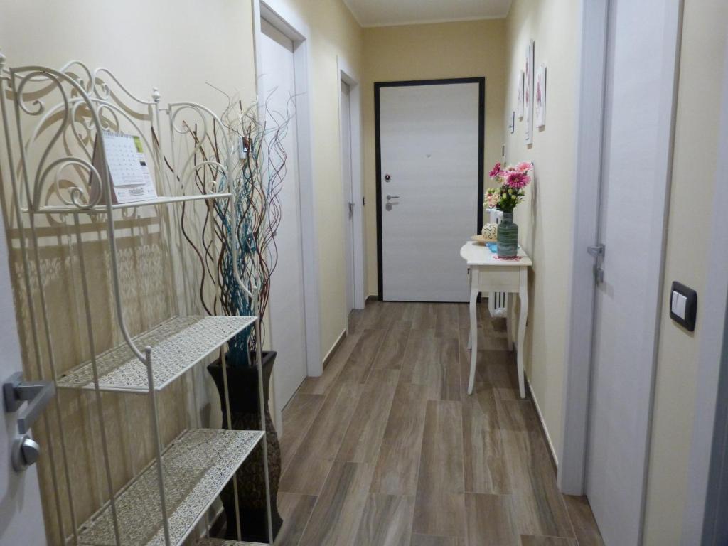 pasillo con puerta y escalera con suelo de madera en HOME SWEET HOME, en Sammichele di Bari