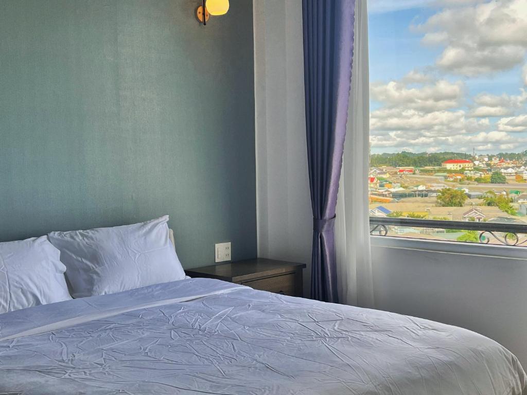 Postel nebo postele na pokoji v ubytování Khách Sạn Hưng Nguyên Valley ĐàLạt