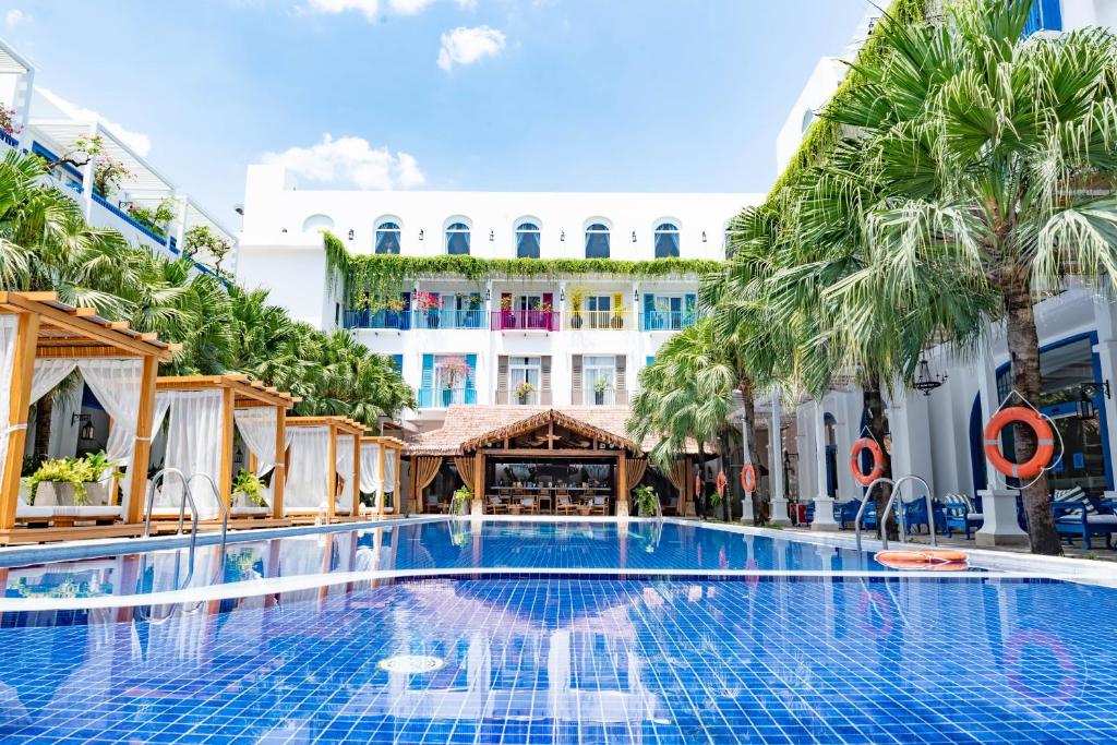 ダナンにあるRisemount Premier Resort Da Nangのホテルを背景にした大型スイミングプール