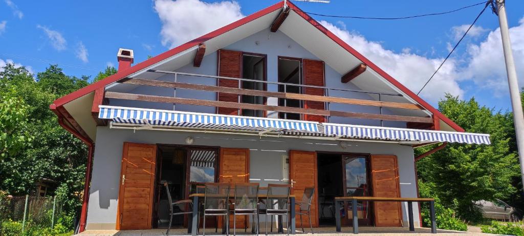 una pequeña casa con techo rojo en Mrežnica - Zelena oaza en Generalski Stol