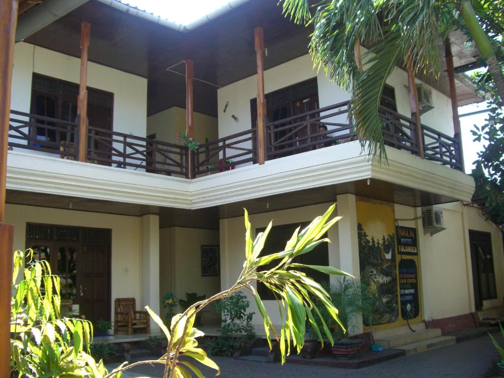 un bâtiment avec des balcons au-dessus dans l'établissement Matahari Tulamben Guesthouse, à Tulamben