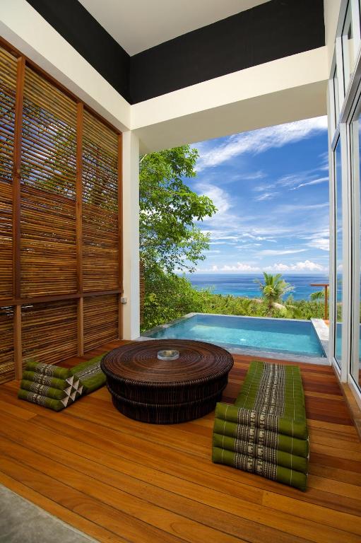 Bazén v ubytování Overthemoon Luxury Pool Villas nebo v jeho okolí