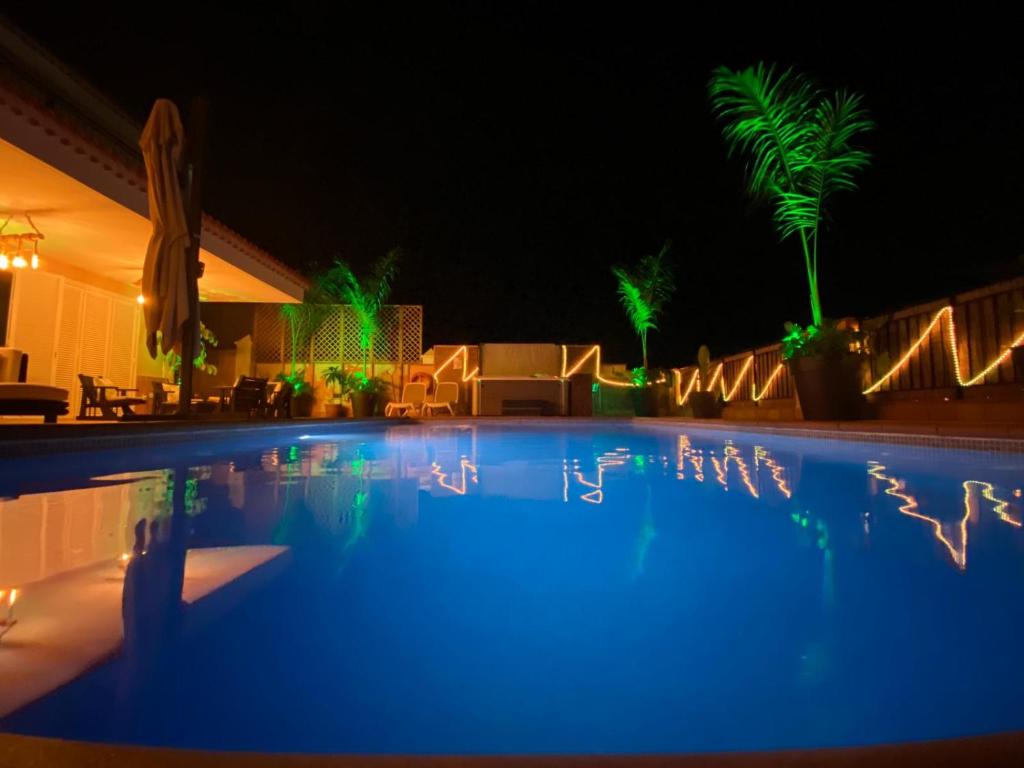 Bazén v ubytování Self Catering Luxury Villa in the beautiful area of Puerto Santiago Tenerife with 5 bedrooms 2 Sofabeds for up to 10 guests private swimming pool and many other activities to entertain the family Secure parking for 2 cars and disabled access throughout nebo v jeho okolí