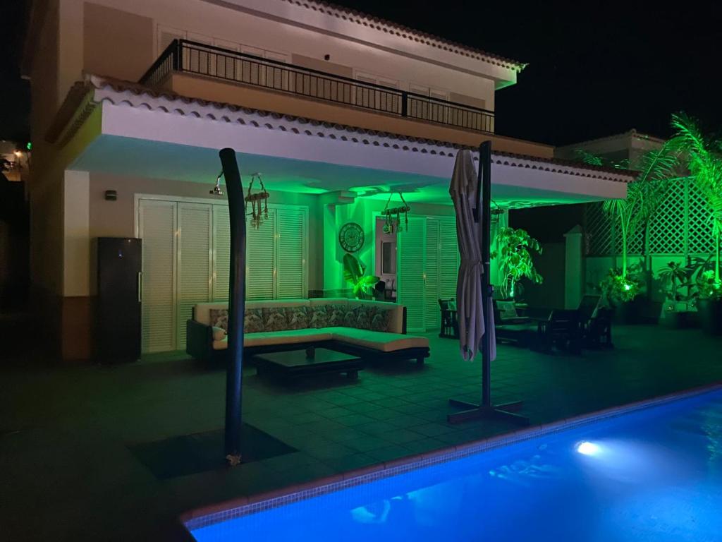Bazén v ubytovaní Self Catering Luxury Villa in the beautiful area of Puerto Santiago Tenerife with 5 bedrooms 2 Sofabeds for up to 10 guests private swimming pool and many other activities to entertain the family Secure parking for 2 cars and disabled access throughout alebo v jeho blízkosti