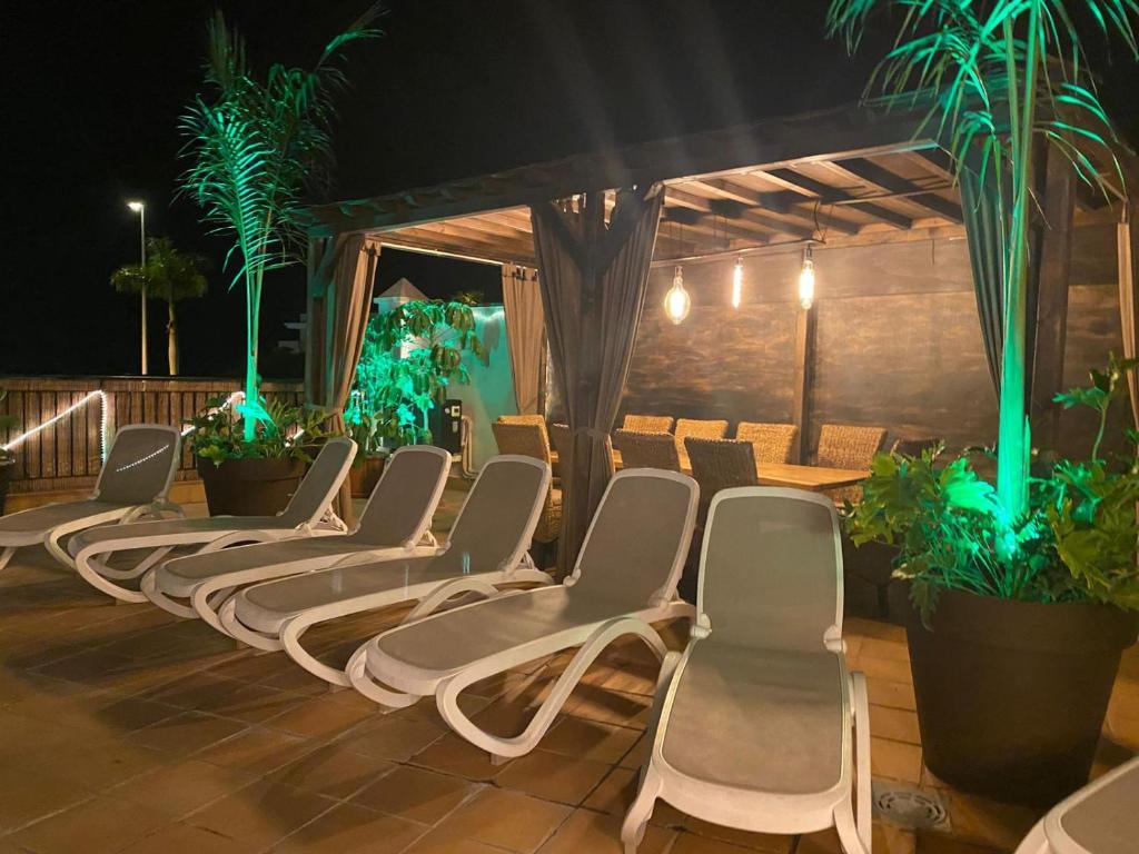 Fotografie z fotogalerie ubytování Self Catering Luxury Villa in the beautiful area of Puerto Santiago Tenerife with 5 bedrooms 2 Sofabeds for up to 10 guests private swimming pool and many other activities to entertain the family Secure parking for 2 cars and disabled access throughout v destinaci Puerto de Santiago