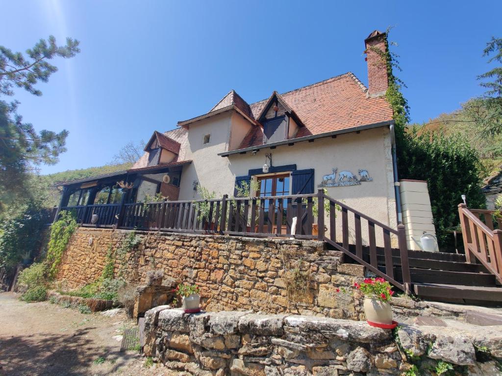 ein Haus auf einer Steinmauer in der Unterkunft Val Paradis in Espagnac-Sainte-Eulalie