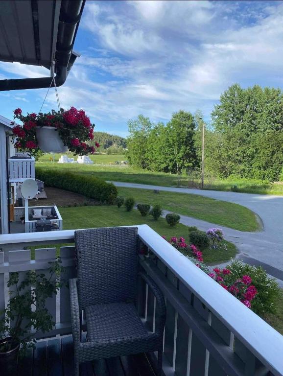 a balcony with a bench and a view of a yard at Familievennlig leiligheten leies ut på Sørlandet. in Vennesla