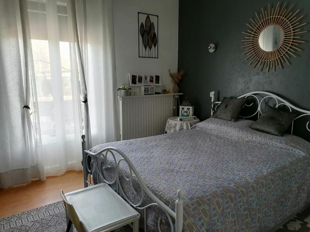 Ένα ή περισσότερα κρεβάτια σε δωμάτιο στο Maison proche circuit 24h du mans