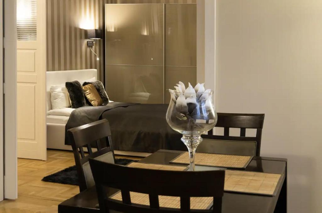 sala de estar con mesa, sillas y sofá en Premium Apartment by Hi5 - Lendvay Palace en Budapest