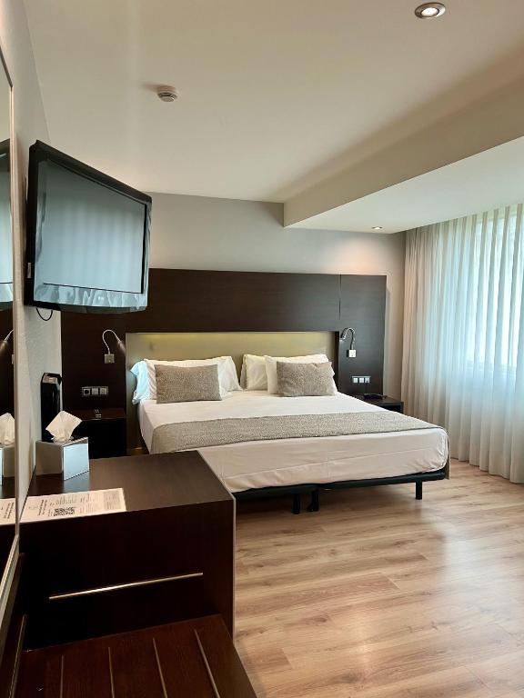 A bed or beds in a room at Turia Granada