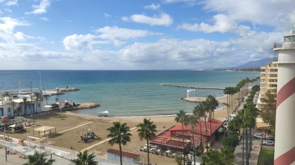 vistas al océano desde un edificio en NUEVO El Faro Beach Marbella, en Marbella