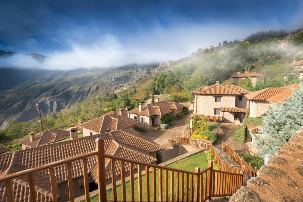 widok na wioskę z domami na górze w obiekcie Pliadon Gi Mountain Resort & Spa w mieście Trikala Korinthias