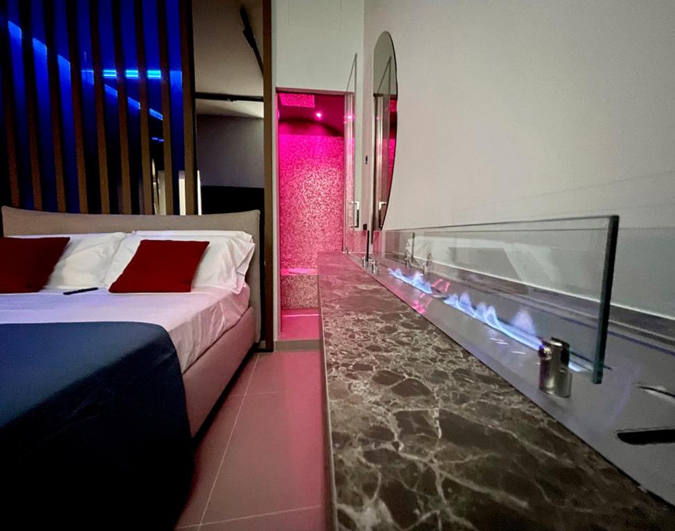 Llit o llits en una habitació de Luxury Room Suites Benevento