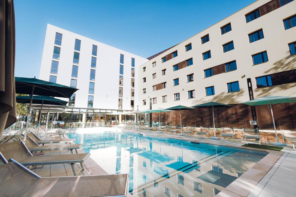 une piscine devant un hôtel dans l'établissement greet Hotel La Rochelle Centre, à La Rochelle