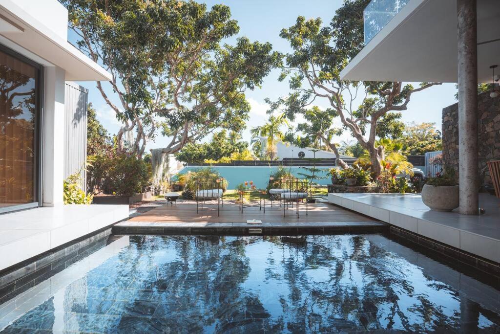 uma piscina no meio de uma casa em Villa Camilla, des vacances hors du temps em Saint-Pierre