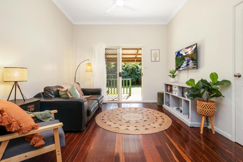Hughes Hideaway 2BR Cottage on 1 Acre w Air Con, King Beds, Yeppoon