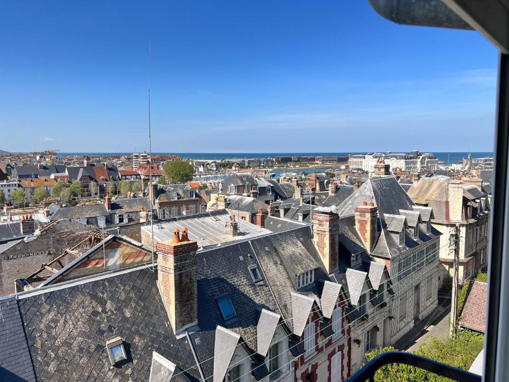uma vista aérea de uma cidade com telhados em Location à Trouville sur mer em Trouville-sur-Mer