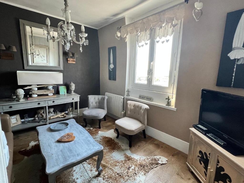 Telewizja i/lub zestaw kina domowego w obiekcie Location à Trouville sur mer