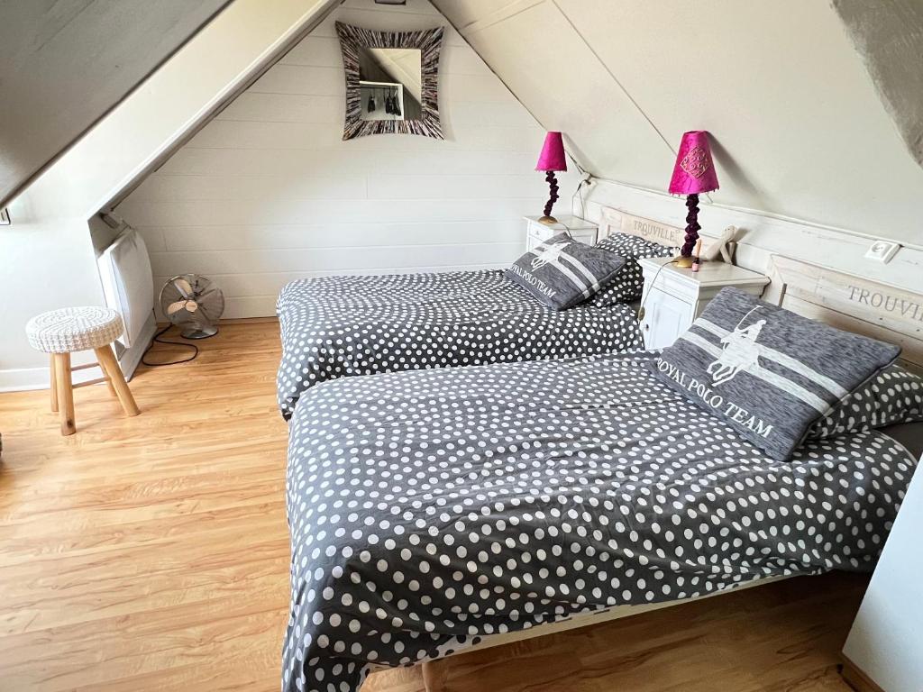 Łóżko lub łóżka w pokoju w obiekcie Location à Trouville sur mer