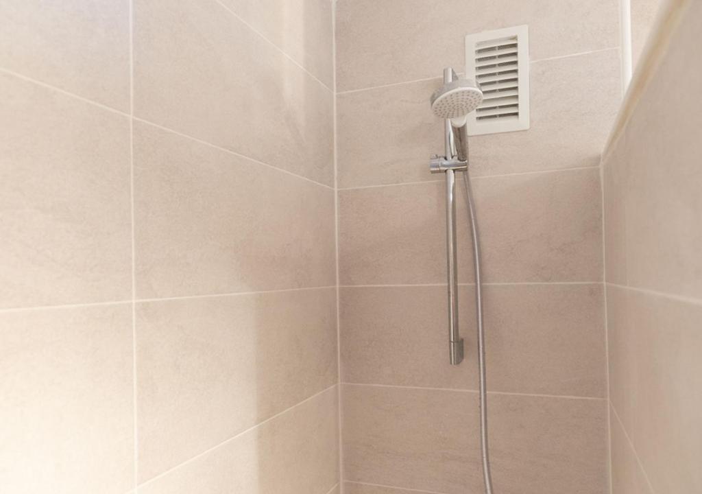 Koupelna v ubytování Zeezicht appartement aan het strand, 2 slaapkamers, airco