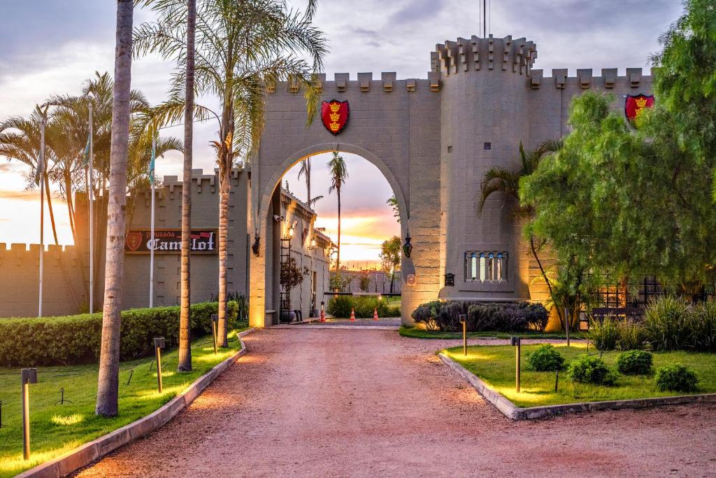 uma entrada para um edifício com um castelo em Pousada Camelot Inn em Alto Paraíso de Goiás