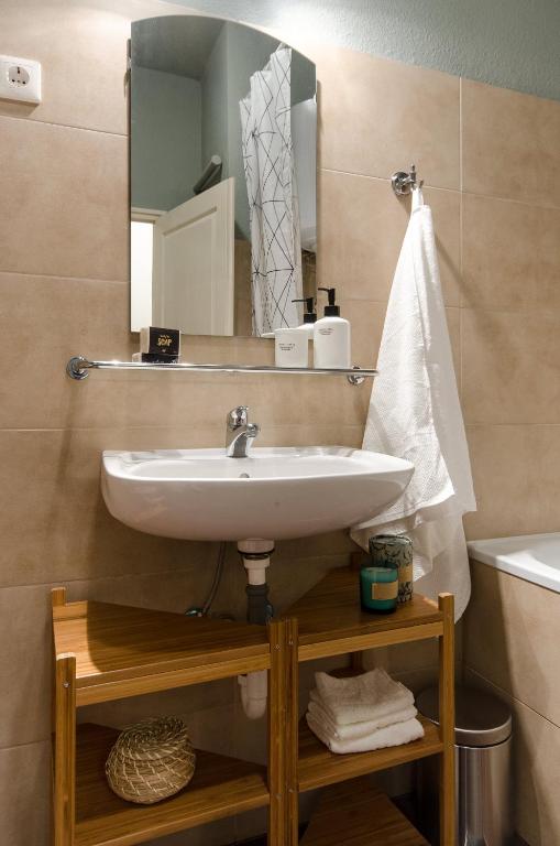A bathroom at Studio Next To Opera House A26