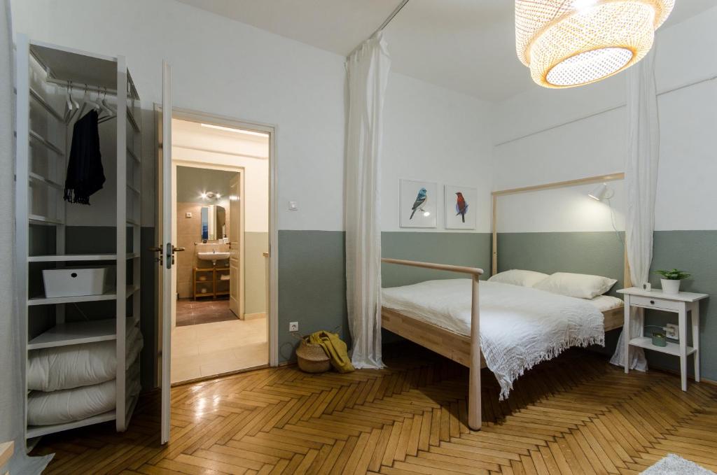 A bed or beds in a room at Studio Next To Opera House A26