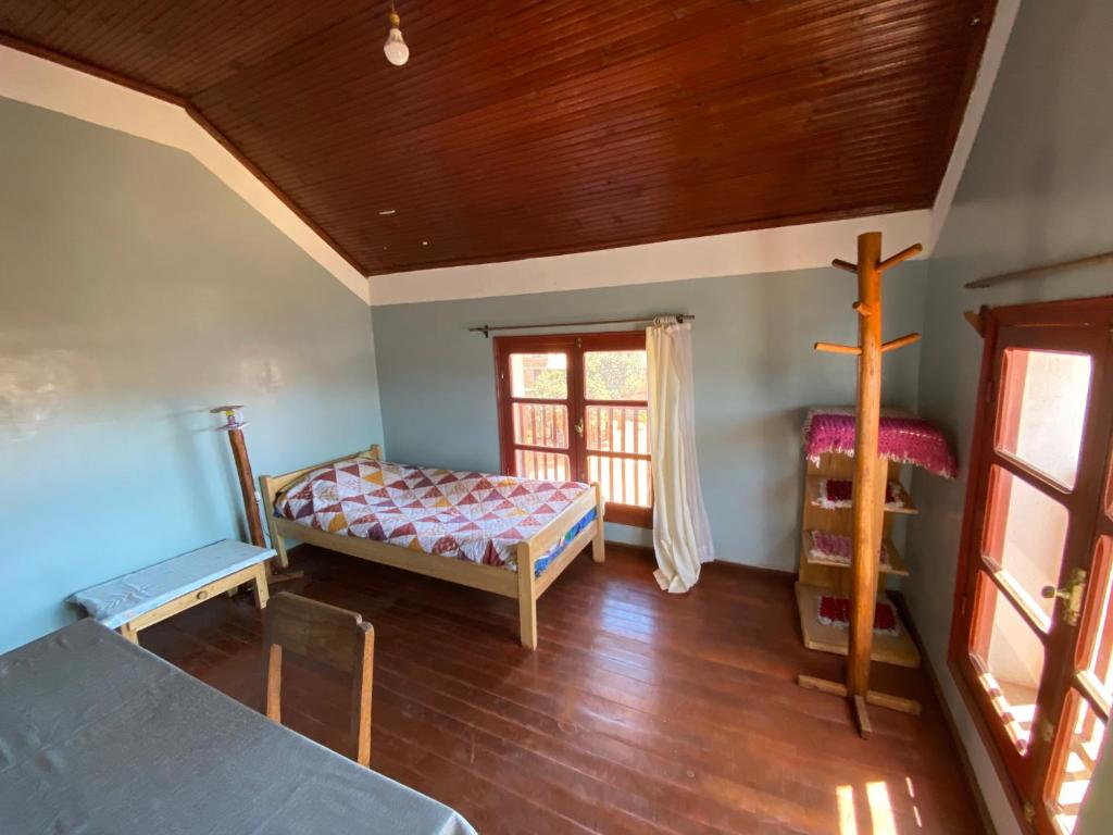 Habitación pequeña con cama y ventana en Chambres d'hôtes du lycée Picot de Clorivière dont les revenus financent l'éducation des élèves en Antsirabe