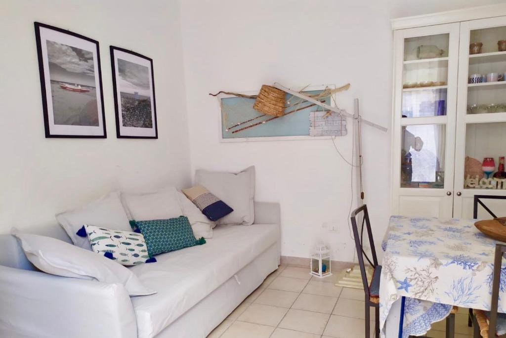 a living room with a white couch and a table at La Bagnante in Vasto