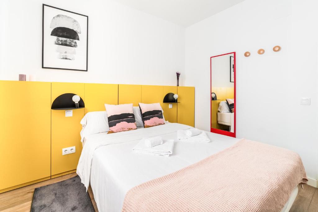 Smartr Atocha Reina Sofia - Two-Bedroom Apartment