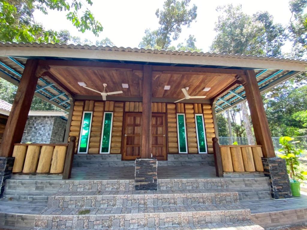- un pavillon en bois avec des vitraux dans l'établissement HOMESTAY DUSUN ANA BALUN, à Slim River