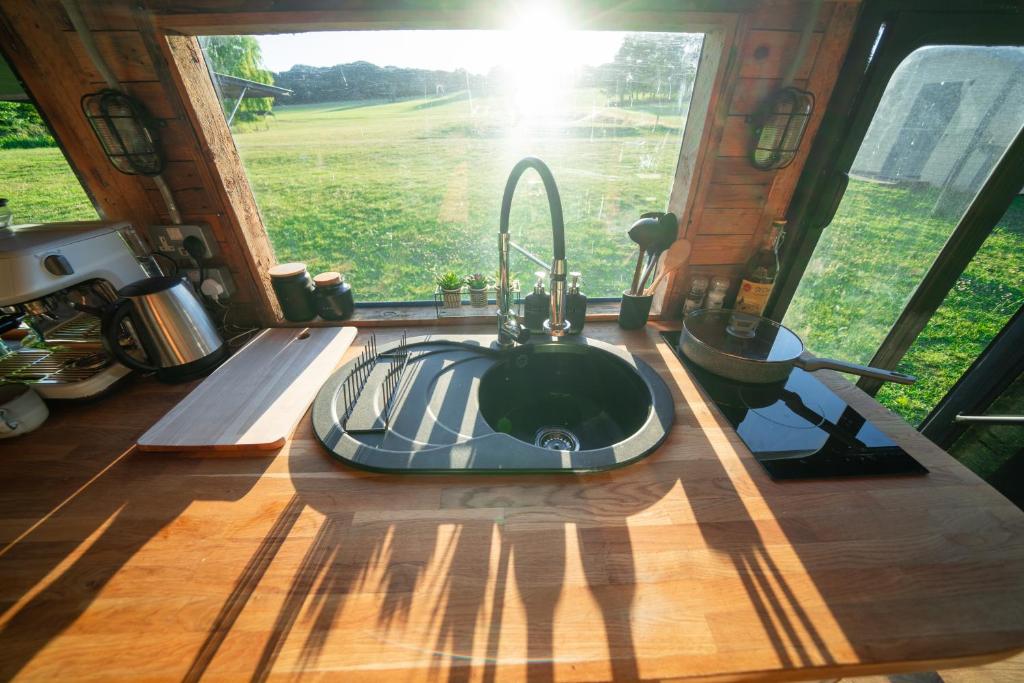 Delightful 2 Bed Double Decker Bus with Hot Tub - 移动房屋