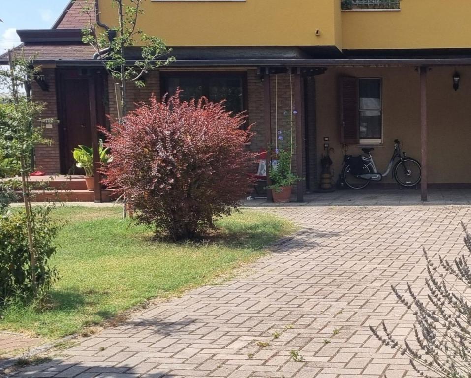 Il Bagnolo في بالاتزو: منزل به ممر من الطوب أمام منزل