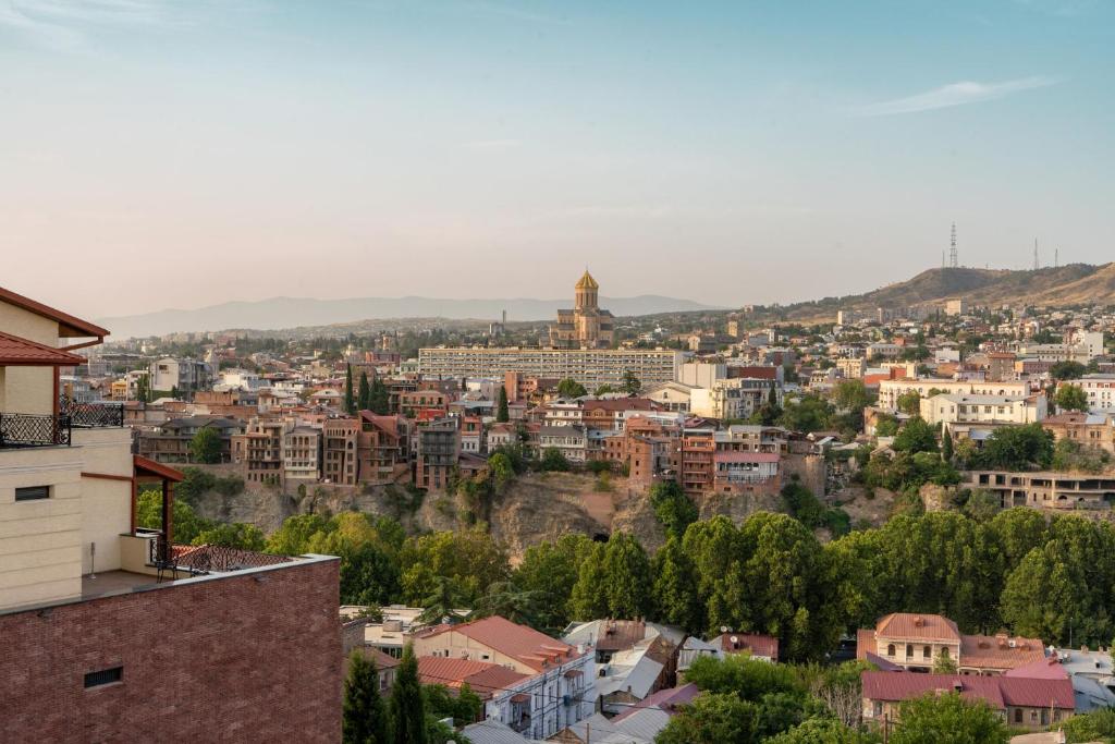 Nespecifikovaný výhled na destinaci Tbilisi nebo výhled na město při pohledu z hotelu