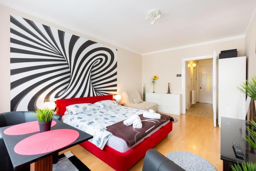 A bed or beds in a room at Aranykez 4-6: Downtown studio