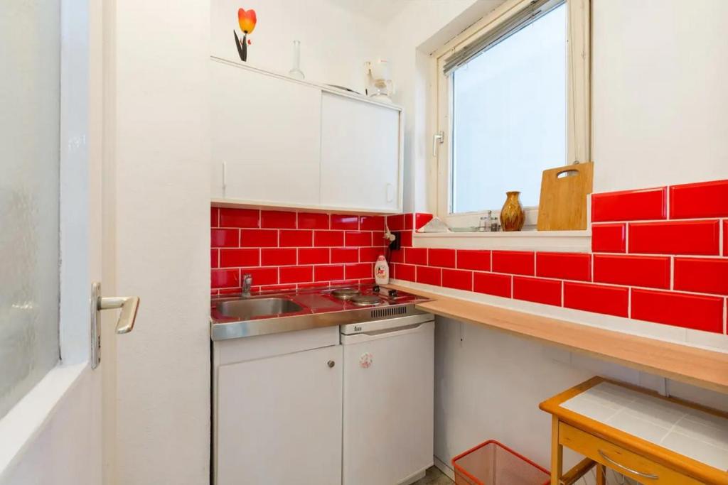 A kitchen or kitchenette at Aranykez 4-6: Downtown studio