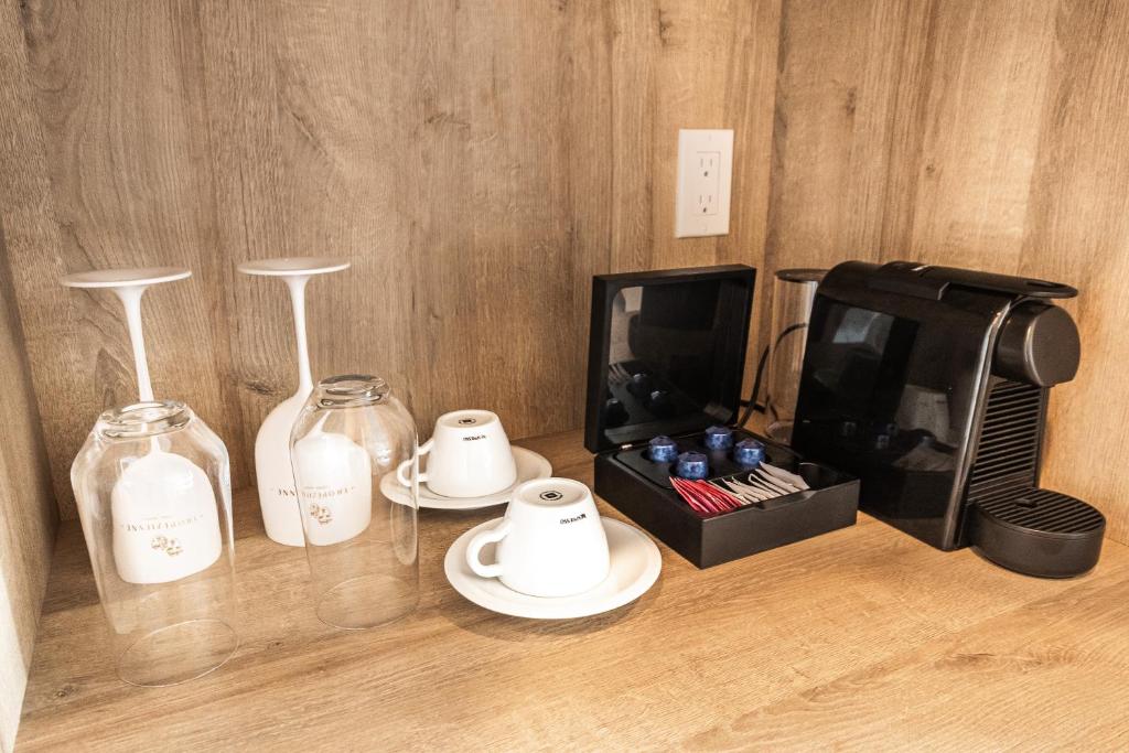 Příslušenství pro přípravu čaje a kávy v ubytování Hôtel le Rosay