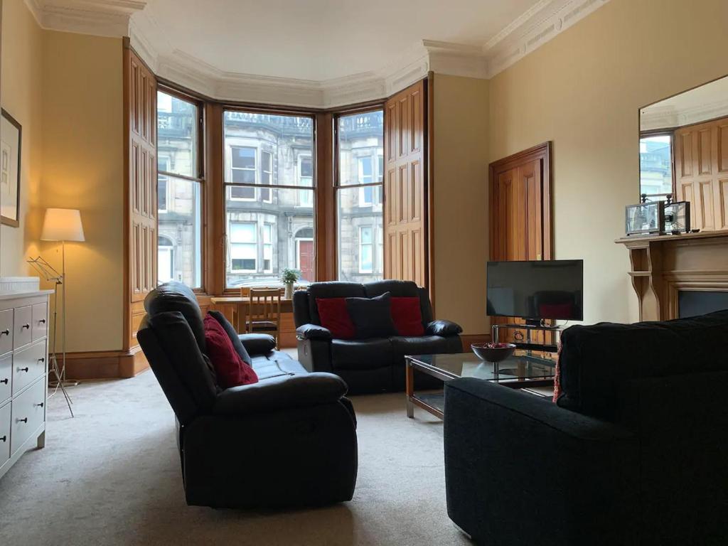 a living room with two chairs and a television at ALTIDO Adorable flat near West End in Edinburgh