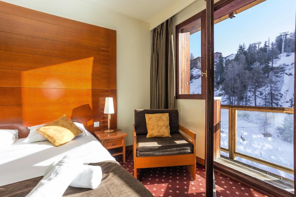 Postel nebo postele na pokoji v ubytování Hôtel La Plagne Le Terra Nova