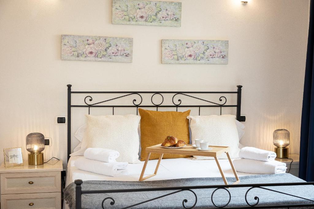 Un dormitorio con una cama con una bandeja de comida. en Palazzo Ghibellina by Rental in Florence, en Florencia